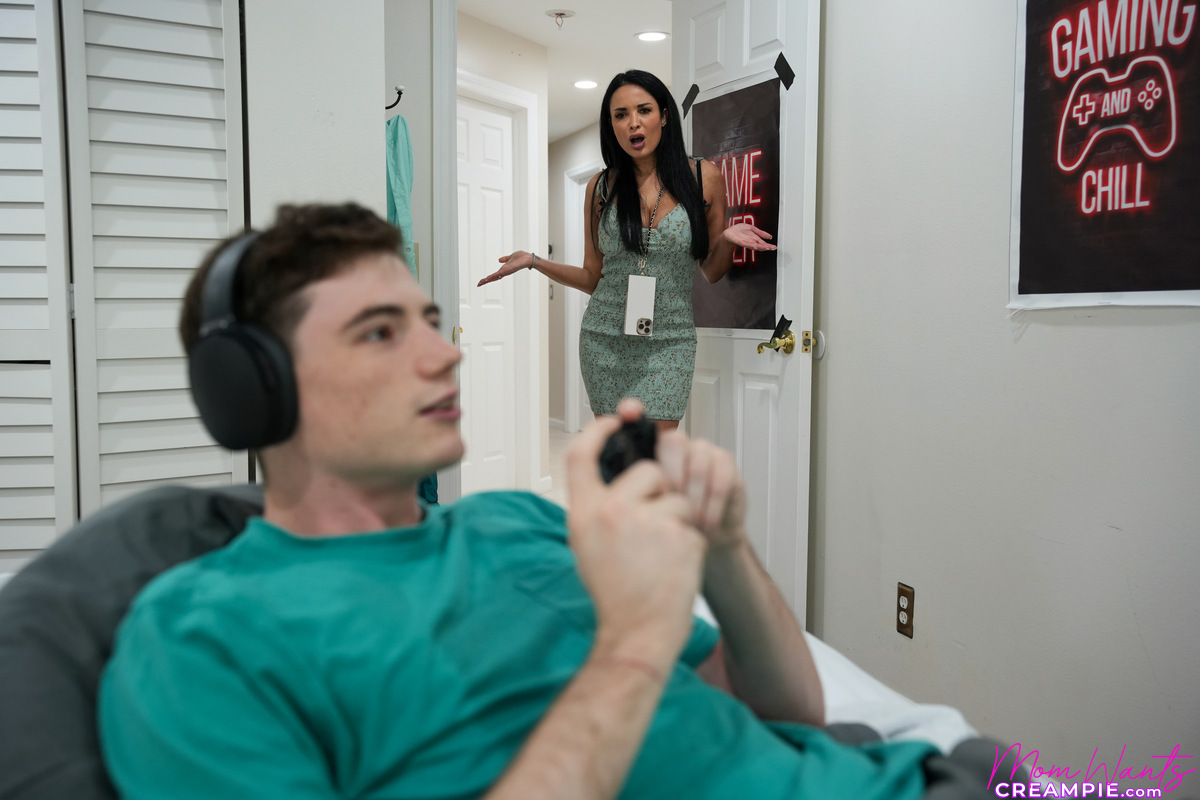 Stepmom Says Cum Inside - S6:E8 image 1