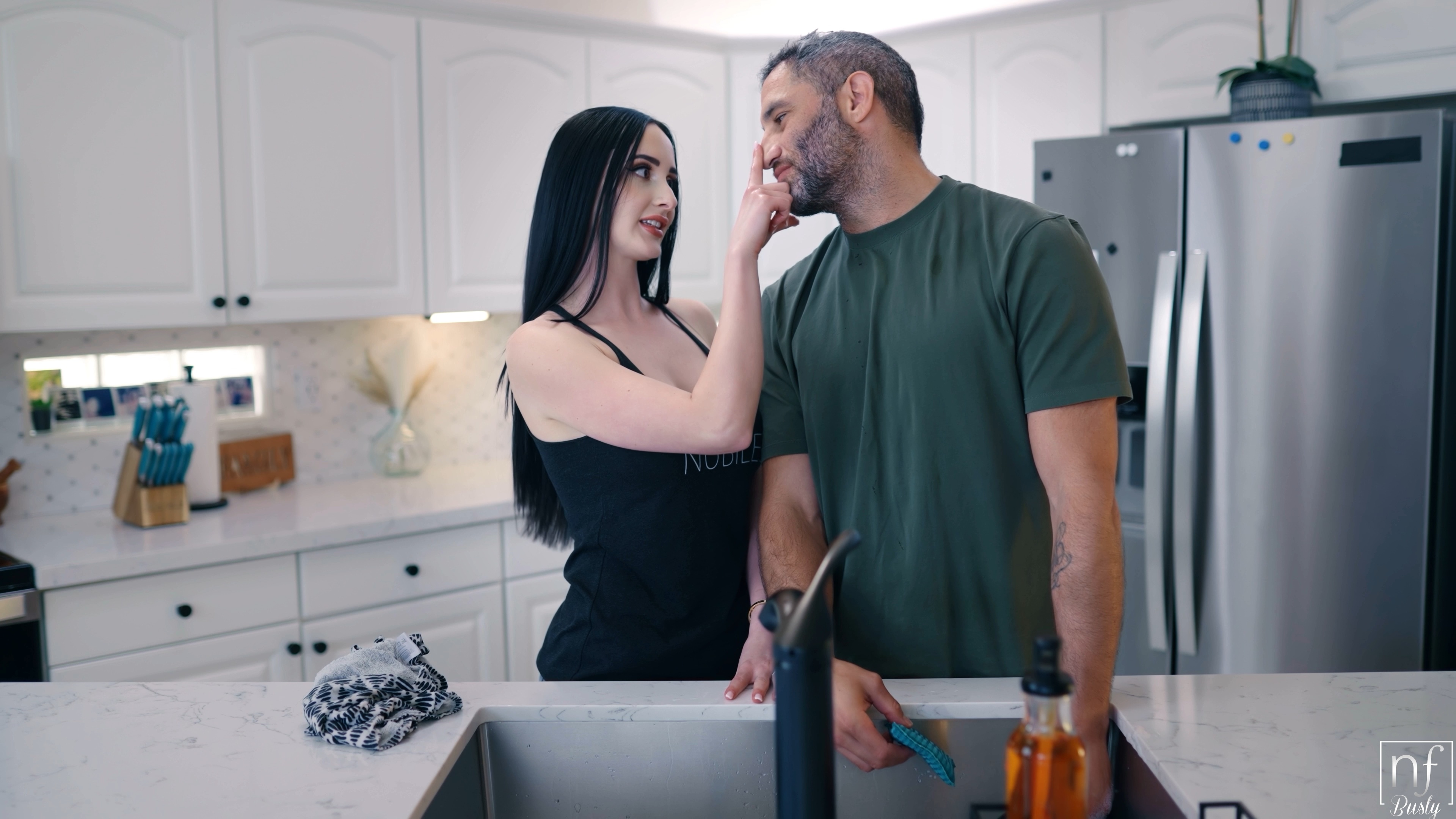 Busty Housewife - S22:E3 image 2