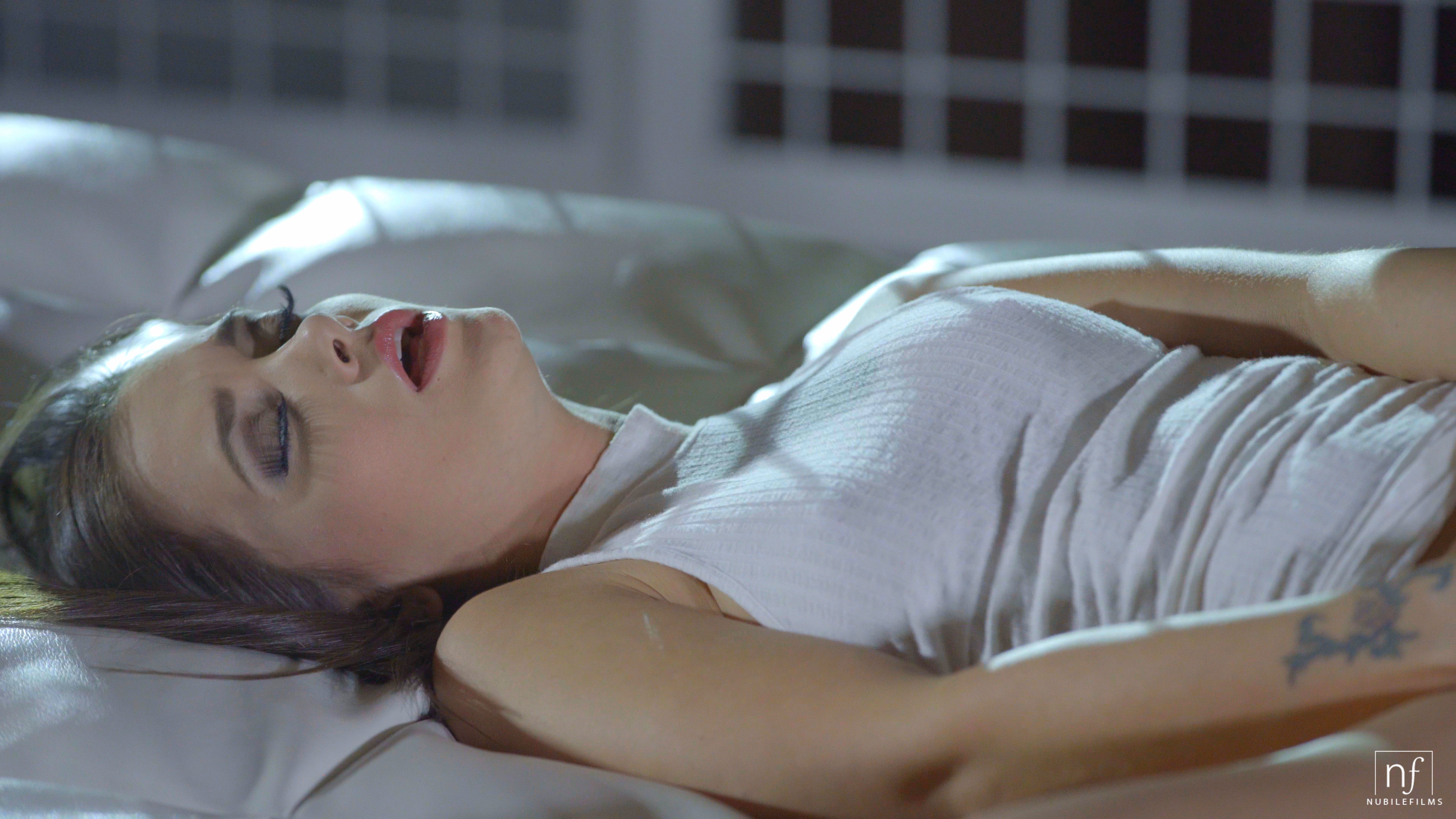 Dim The Lights - S21:E30 image 3