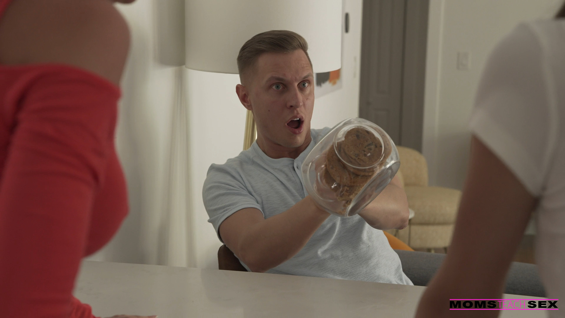 Hand Caught In The Cookie Jar - S16:E5 image 4