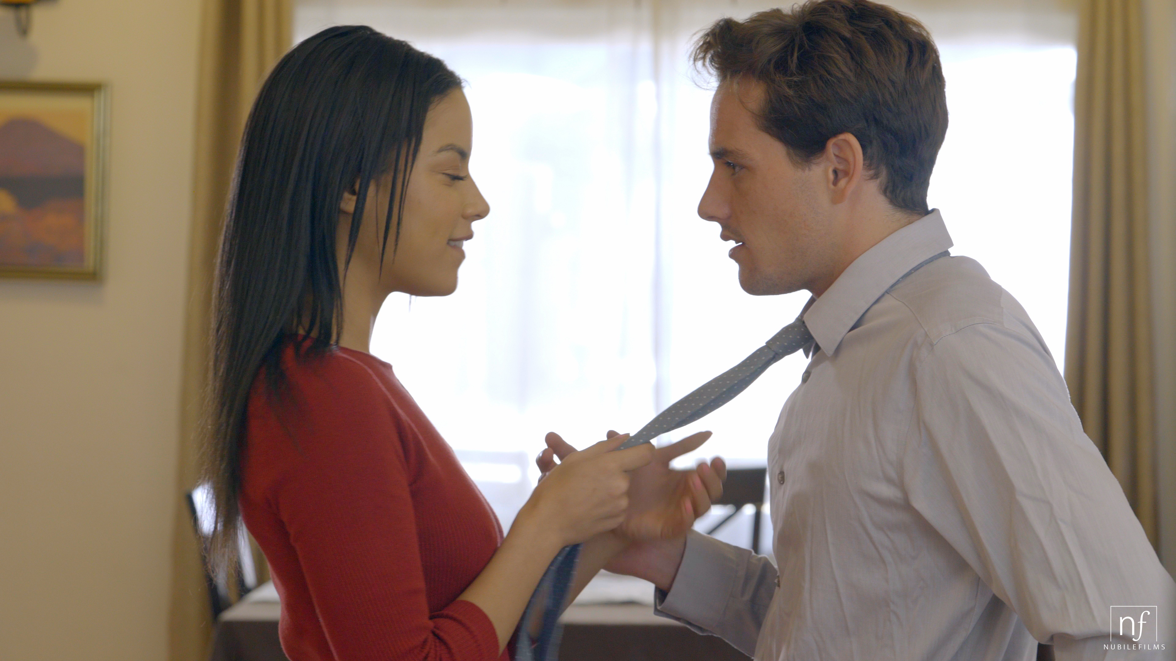 Hold The Phone - S27:E17 image 1