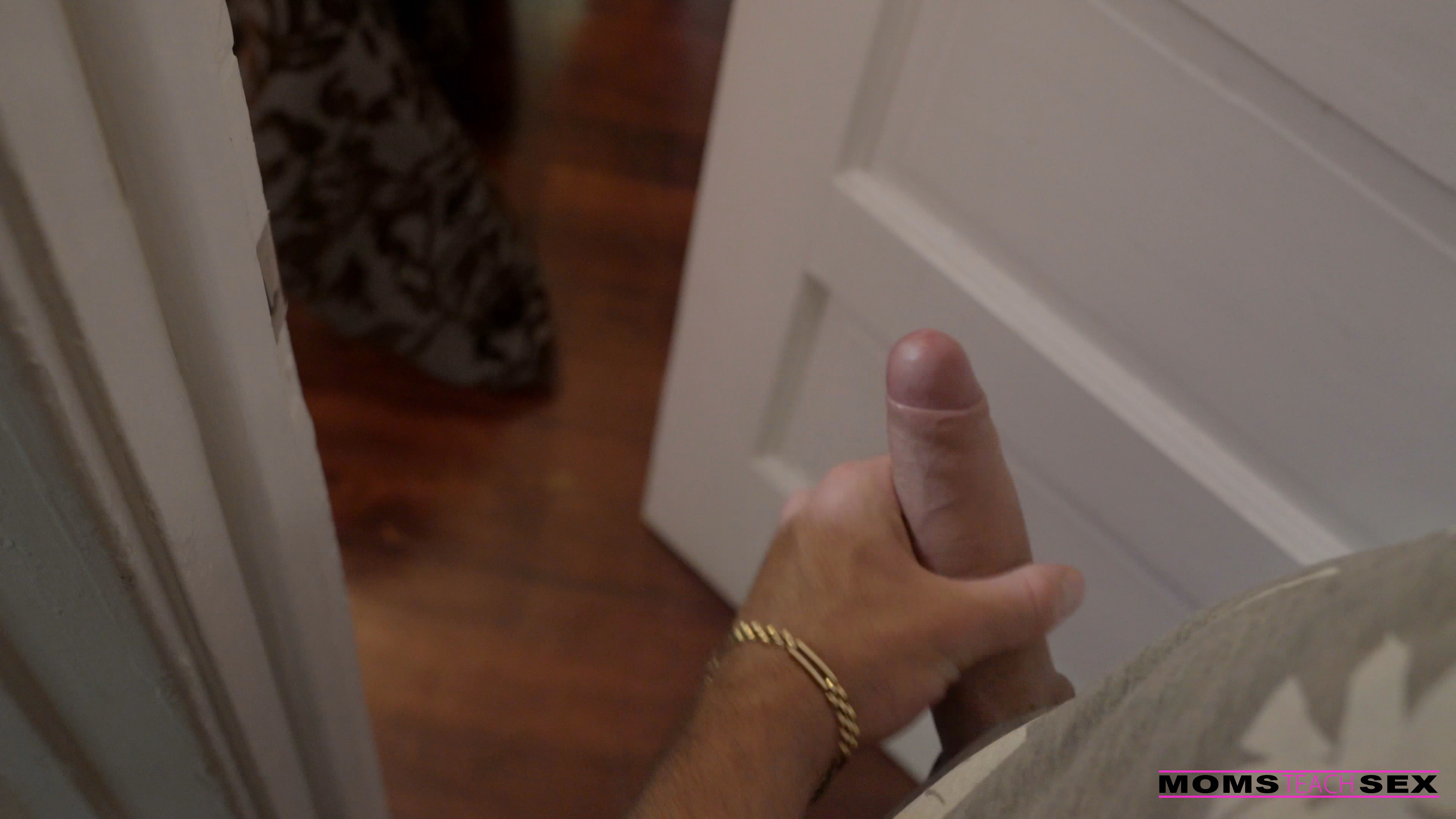 My Sexy Stepmom - S9:E4 image 2