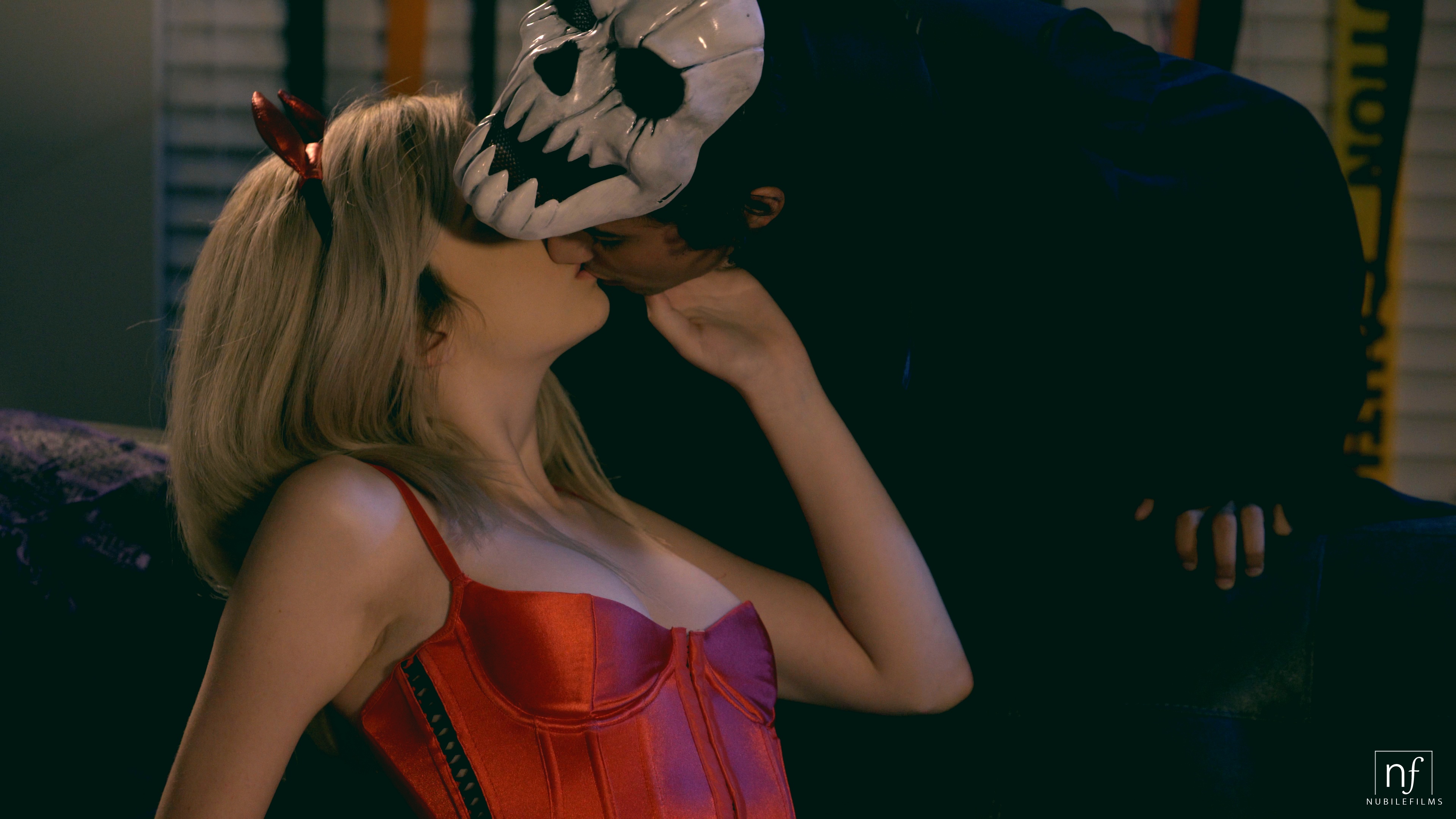Sexy Little Devil - S29:E16 image 3