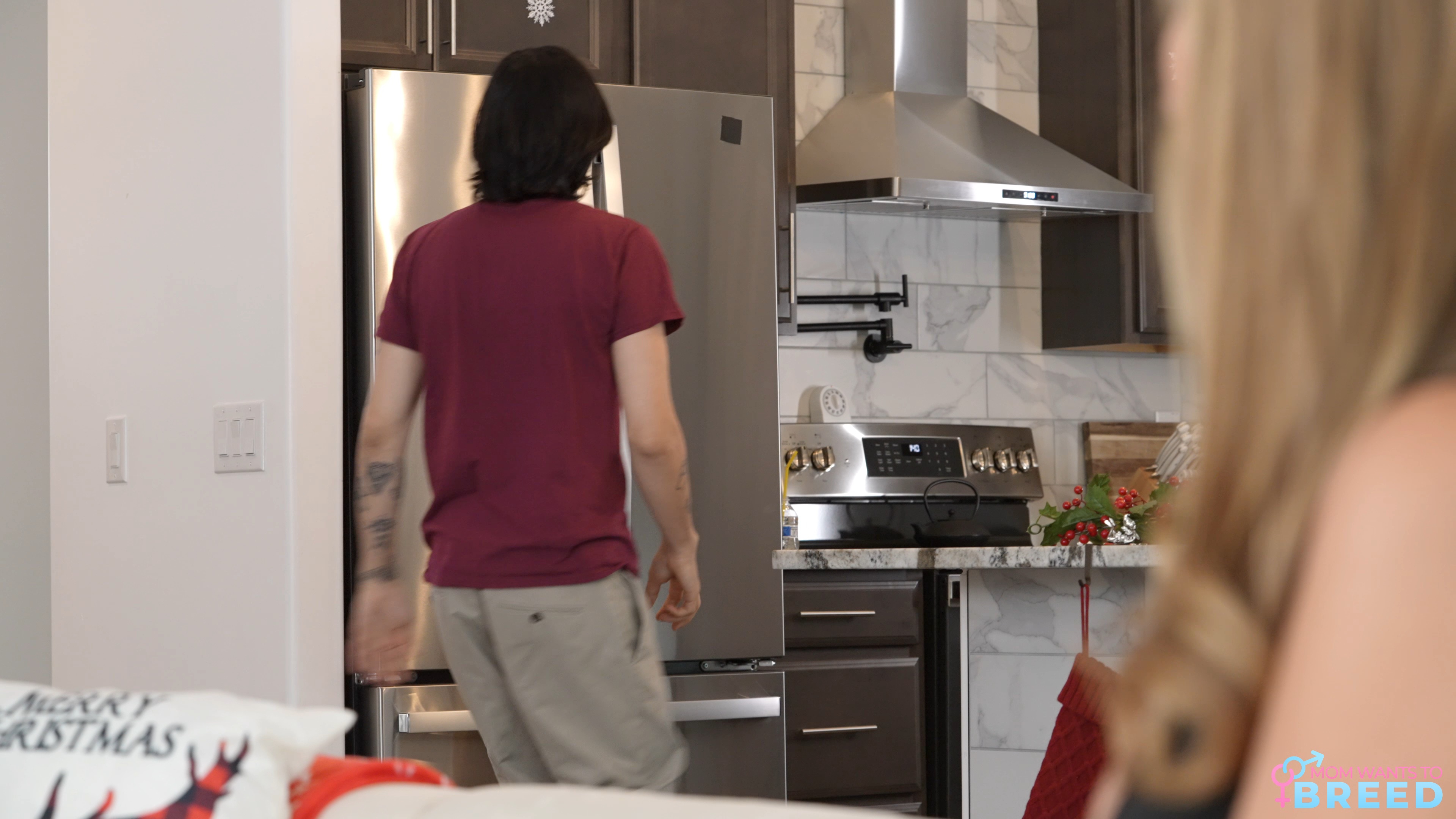 Stepmoms Free Use Christmas - S5:E10 image 1
