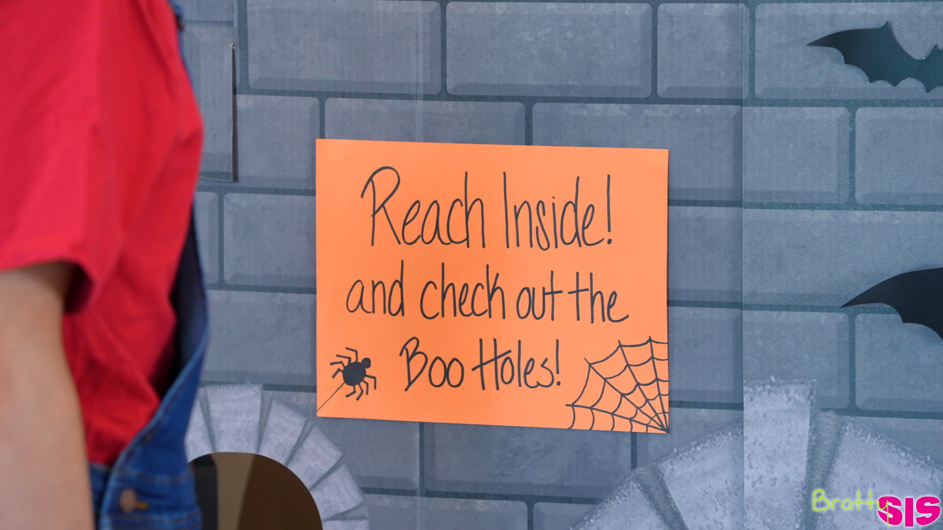 Stepsisters Boo Hole - S34:E2 image 5