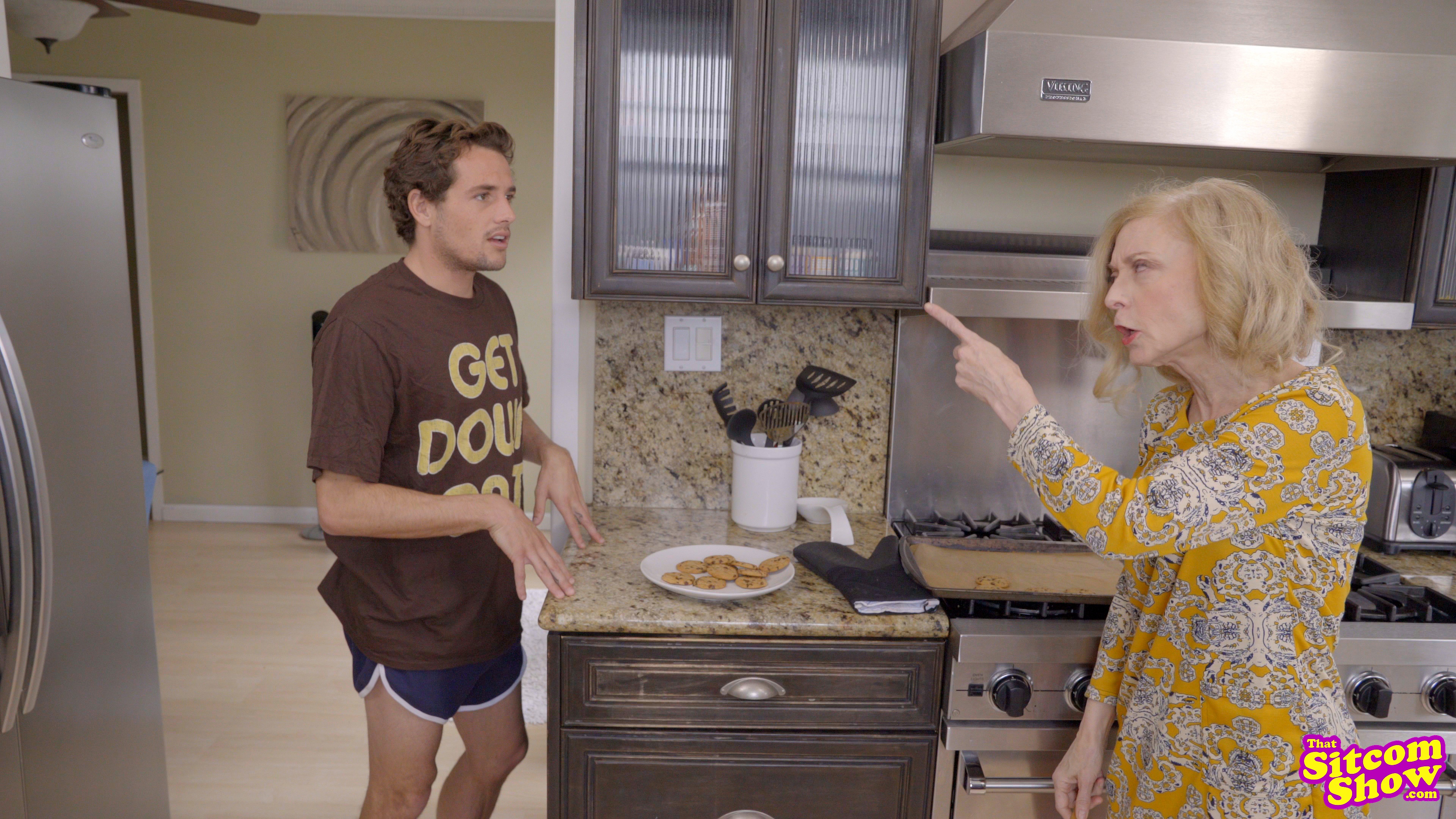 That 70s Ho Here Kitty Kitty - S3:E1 image 1